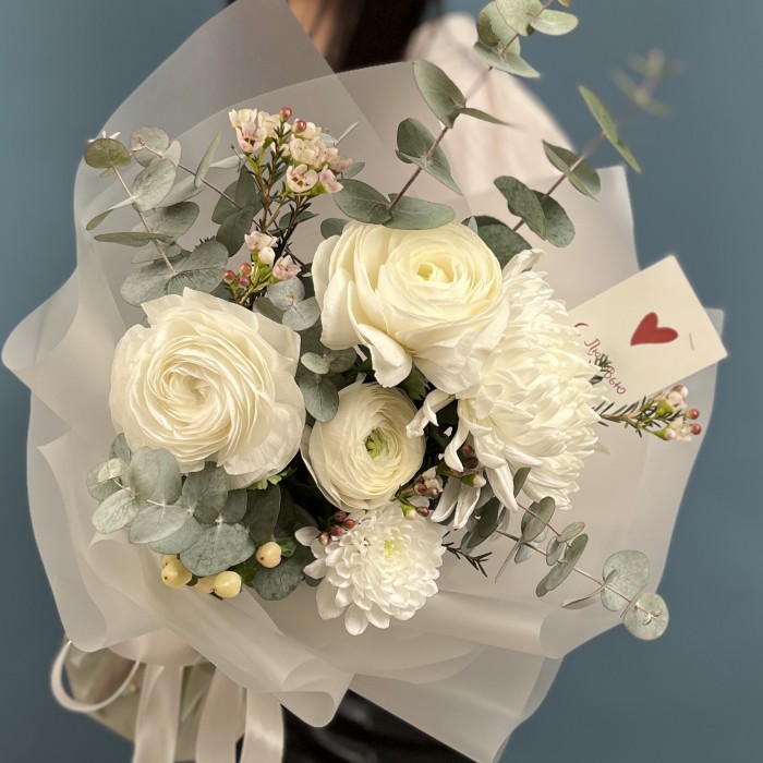 Нежный букет с ранункулюсами Белый шелк